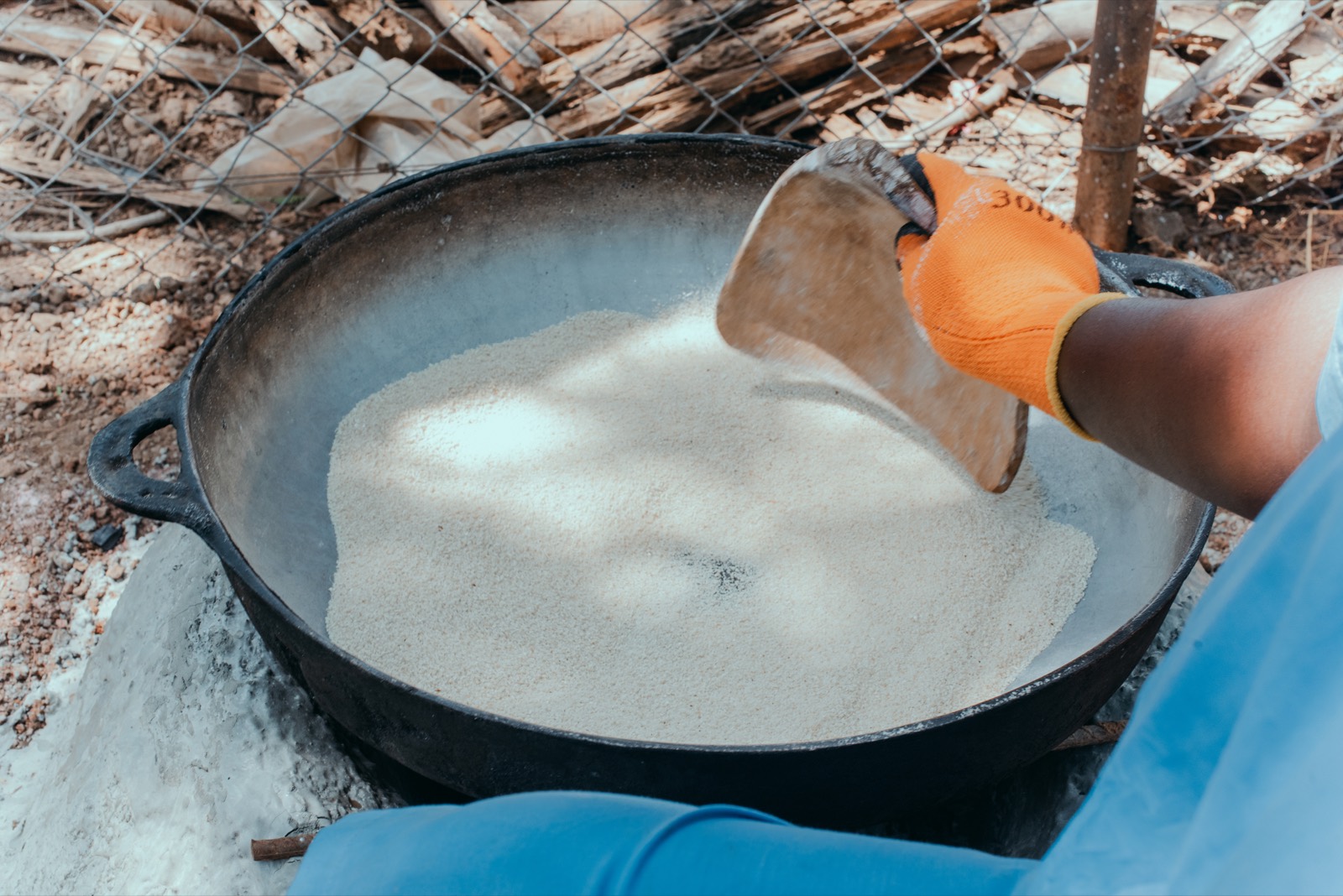 Le gari en cours de torréfaction dans une bassine en fonte, à l'unité de Faranah.