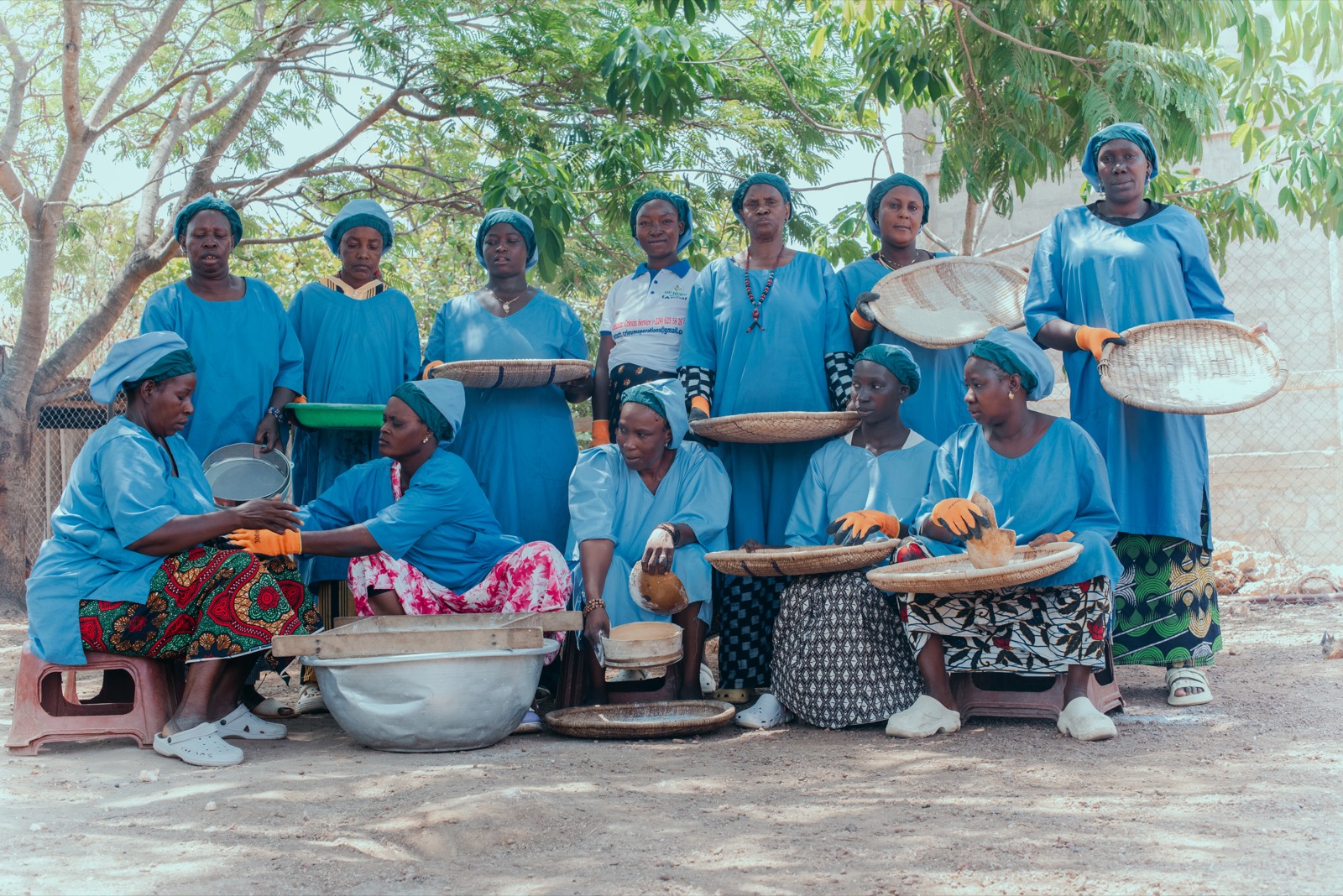 Le groupement de productrices de gari au complet, devant l'unité de transformation de Faranah.