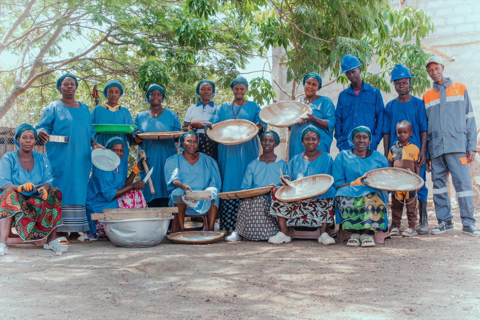 Le groupement de productrices et l'équipe technique d'ABIG devant l'unité de transformation de Faranah.
