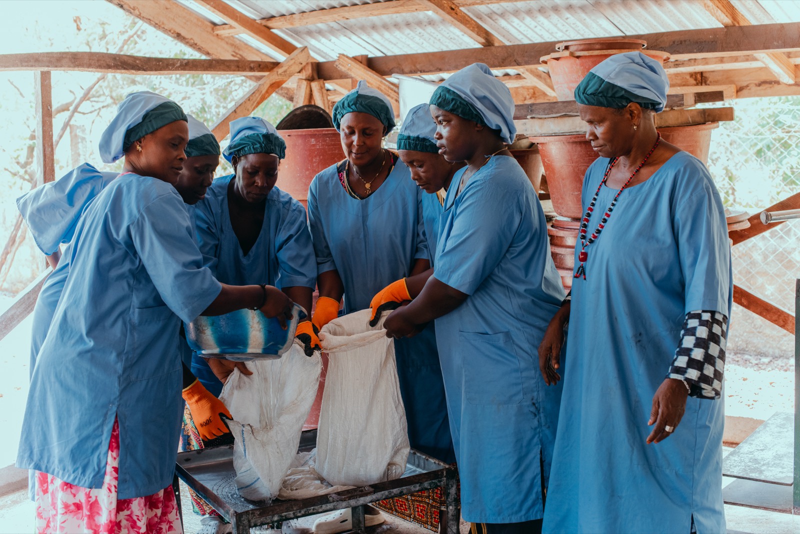 Les productrices de la coopérative réunies dans l'atelier de transformation.