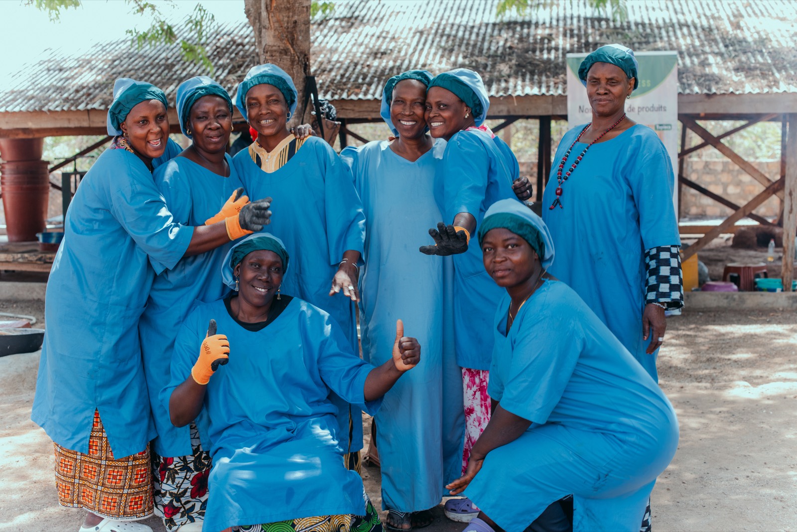 Le groupement de productrices d'ABIG réuni devant l'unité de transformation.