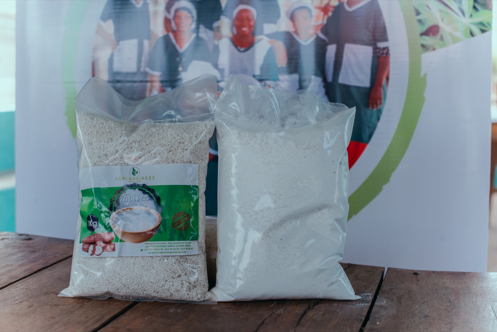 Sachet d'amidon de manioc ABIG, poudre blanche, à côté d'un sachet de gari.