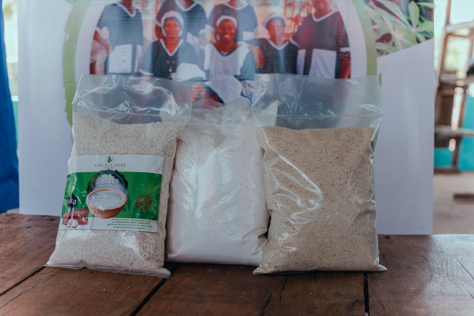 Sachets d'amidon, de gari et de farine de manioc ABIG alignés sur une table.