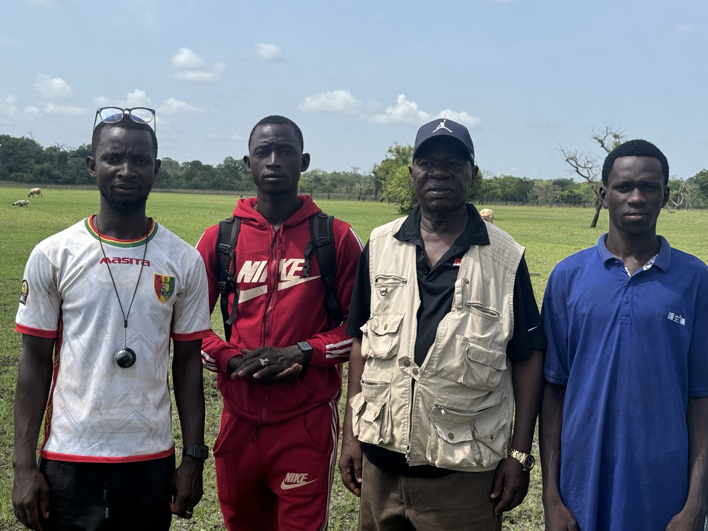 Quatre jeunes hommes de l'équipe ABIG, sur le terrain.